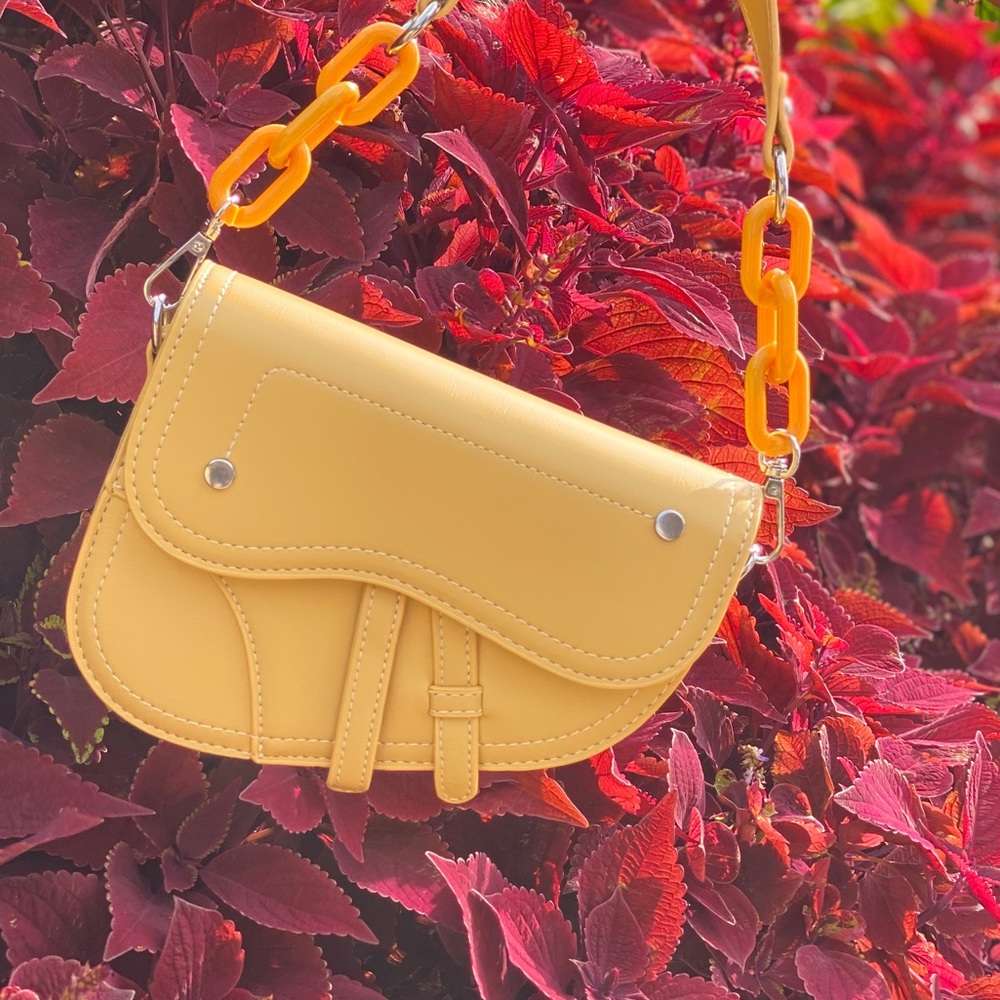 Handbag with detachable chain